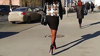 Candid sexy milf in avesome skirt and heels