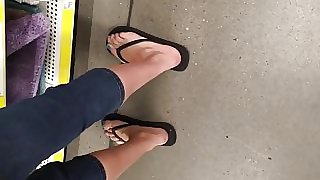candid latina long toes and feet at the store